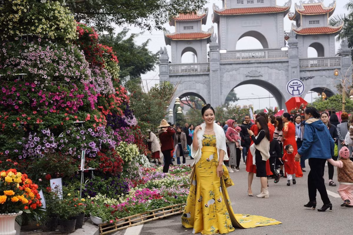Nhiều người dân trong vùng trồng hoa lớn thứ 2 của Hà Nội coi lễ hội hoa năm nay là thời điểm để quảng bá những sản vật của mình.