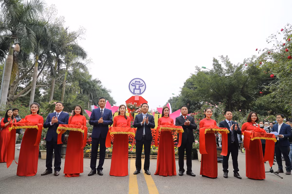  Lễ hội hoa Mê Linh năm 2022 được tổ chức trong khuôn viên Đền Hai Bà Trưng, có chủ đề "Mê Linh rực rỡ sắc hoa". Đây cũng là năm đầu tiên, "vựa hoa" lớn thứ 2 của Hà Nội tổ chức sự kiện này.
