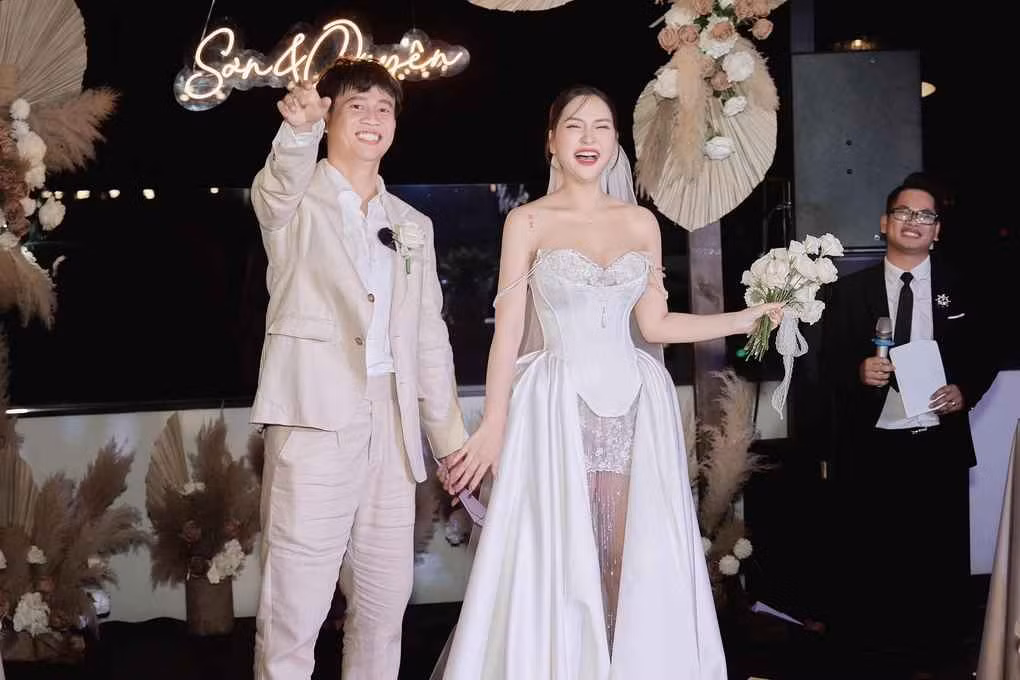 Hôn lễ của cả hai được tổ chức lộng lẫy, tinh tế và riêng tư với sự tham gia của dàn cầu thủ U23 tại TPHCM, Buôn Ma Thuột (Đắk Lắk)