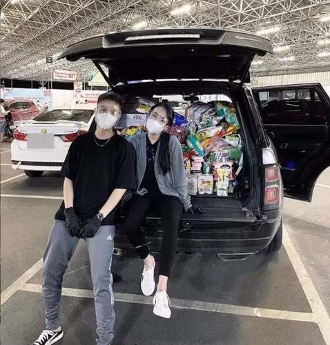 Nghe tin TP Hồ Chí Minh giãn cách xã hội theo chỉ thị 16, cặp vợ chồng rich kid Joyce Phạm và Tâm Nguyễn đã chất 1 xe đầy nhu yếu phẩm cho cả gia đình.