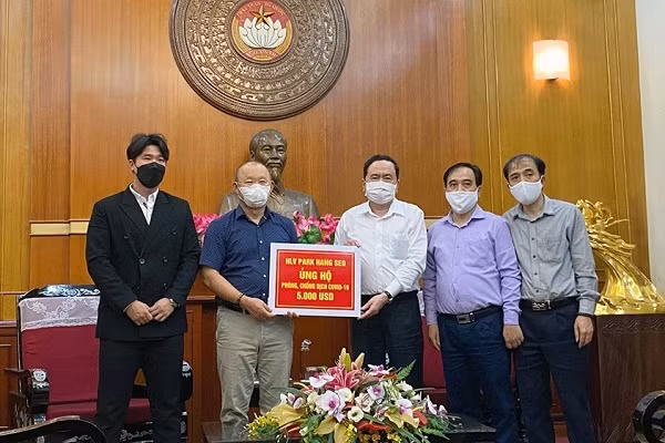 HLV Park Hang Seo ung ho cung nguoi Viet Nam day lui Covid-19