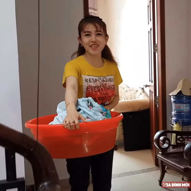 Sau một thời gian dài ở Mỹ để phẫu thuật kéo chân và kinh doanh cùng những trải nghiệm thú vị, nam YouTuber đã về Việt Nam.