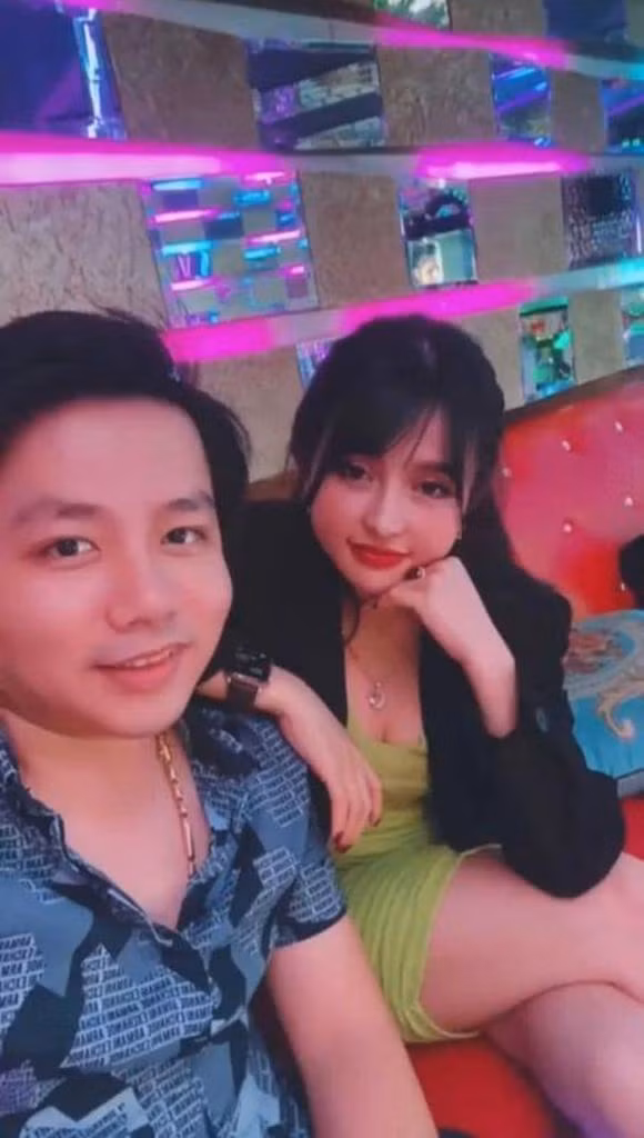 Đáng nói, cả Khoa Pug lẫn cô nàng còn có nhiều ánh mắt, cử chỉ thân thiết dành cho nhau khiến dân mạng nghi vấn nam YouTuber công khai người yêu sau khi về Việt Nam.