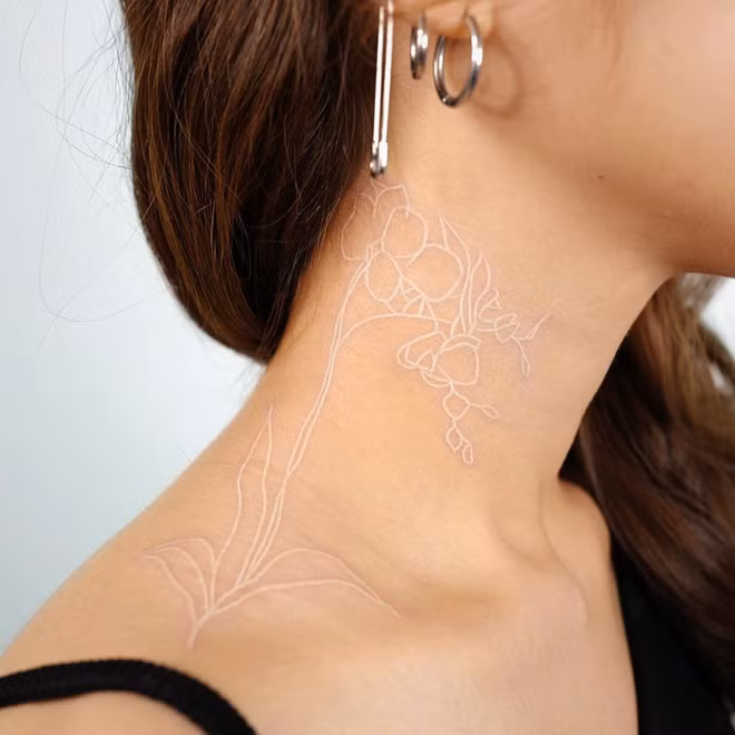 Nếu đang có ý định tậu một hình xăm nhỏ xíu lại vừa xinh yêu, tinh tế và không quá lộ liễu thì hẳn bạn phải nghía ngay qua hình xăm mực trắng.