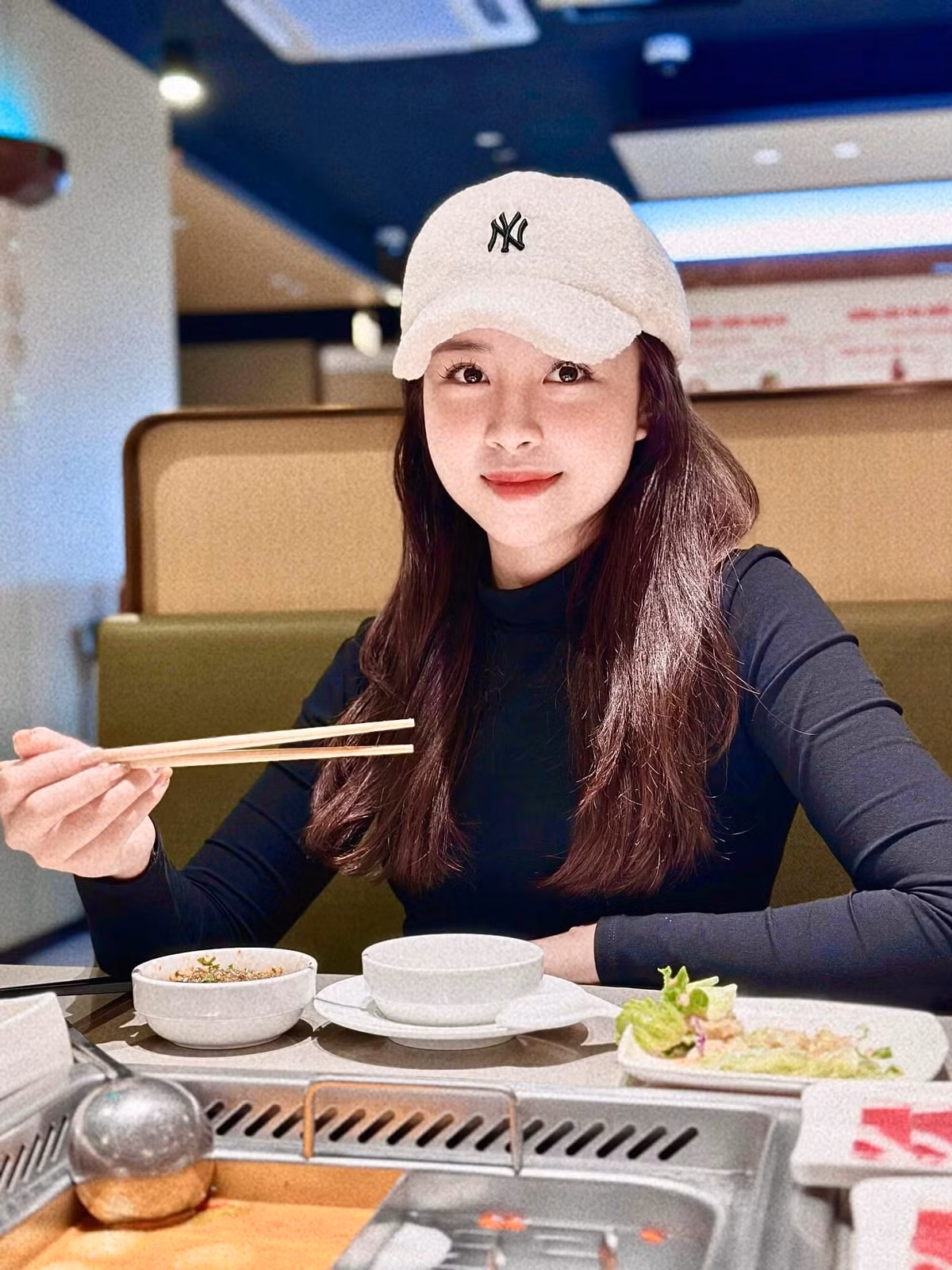 Cuộc sống hôn nhân của Nhật Linh và cầu thủ nổi tiếng Phan Văn Đức cũng nhận được nhiều sự quan tâm của dân tình. Theo đó, Phan Văn Đức nổi tiếng là một người chồng yêu chiều vợ con hết mực. Anh liên tục tặng bà xã những món đồ đắt tiền như trang sức, quần áo hàng hiệu.