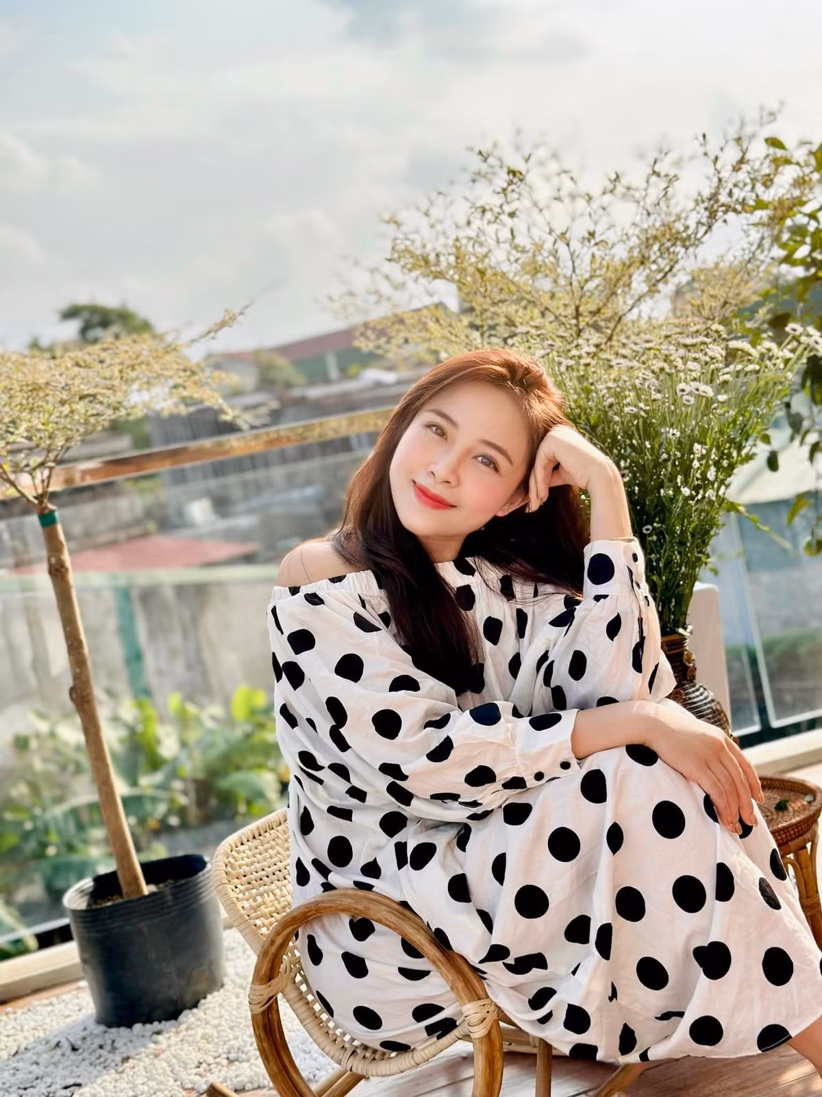 Trước khi thành đôi với cầu thủ Phan Văn Đức, Võ Nhật Linh (SN 1997) được biết đến với hình ảnh cô giáo mầm non dễ thương, xinh đẹp. Cô được mệnh danh là “hot girl mầm non” xứ Nghệ.