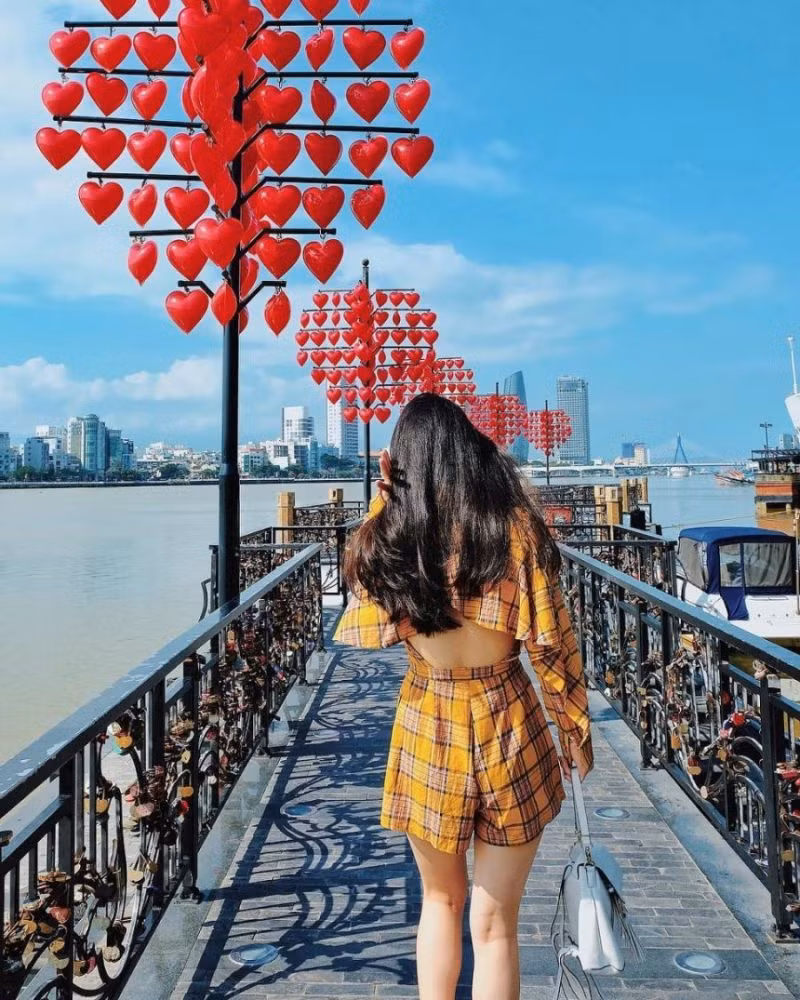 Cầu tình yêu Đà Nẵng có một ý nghĩa, đó là những cặp đôi yêu nhau sẽ tìm tới đây treo chiếc ổ khóa có khắc tên 2 người thì tình yêu của họ sẽ mãi mãi bền chặt, thủy chung, không gì có thể tách rời.