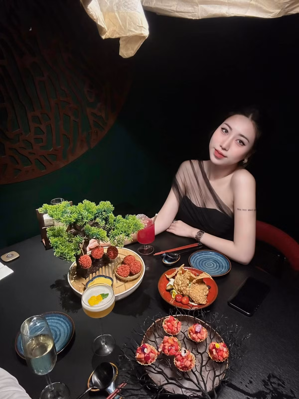 Ngoài ra, Nguyễn Nụ còn giúp Văn Toàn quản lý một quán cà phê. Cô nàng sở hữu vẻ đẹp dịu dàng, đáng yêu.
