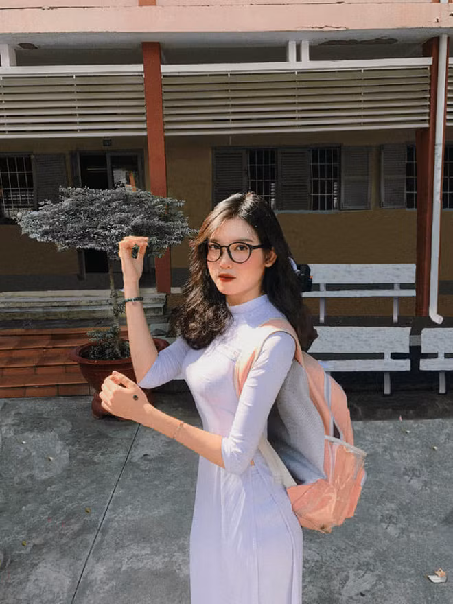 Không chỉ lớn hơn, chững chạc hơn, Mỹ Ngọc cũng có khá nhiều thay đổi về phong cách và ngoại hình. Cô nàng thỉnh thoảng đi chụp ảnh cho các shop và nhận PR trên mạng để có tiền tiêu vặt. Ngoài ra cô cũng đặt mục tiêu trở thành một tiếp viên hàng không thay vì giáo viên như trước đây từng chia sẻ.