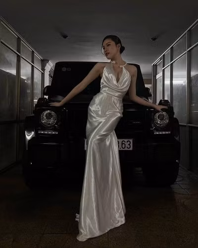 Là một cô gái tài năng, xinh đẹp và sở hữu khối tài sản khủng... Thanh Thanh Huyền trở thành mỹ nhân đắt giá của showbiz.