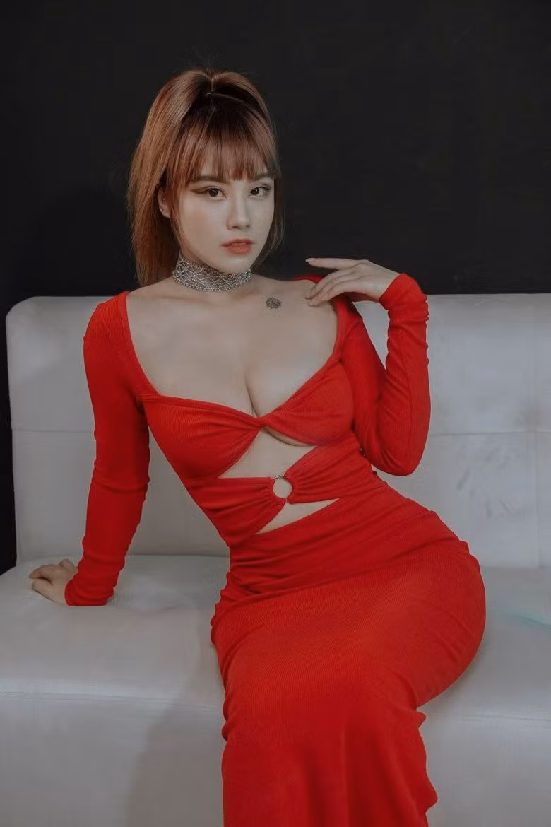 Đối với giới trẻ hiện nay cái tên hot girl Linh Miu có lẽ không còn "bỏng nhiệt" như ngày xưa. Thế nhưng, nhiều năm về trước, khi nhắc đến Hữu Công thì lập tức sẽ nhớ đến cô bạn gái quyên rũ cô nàng này.