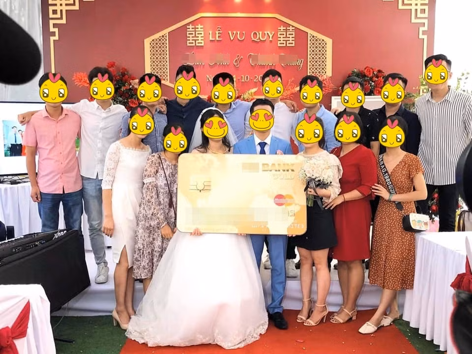 Thậm chí có nhóm bạn trẻ còn sáng tạo đến mức in luôn cả thẻ ngân hàng khổng lồ và trao cho cô dâu chú rể ngay tại hôn trường, khiến toàn bộ quan khách phải bật cười.
