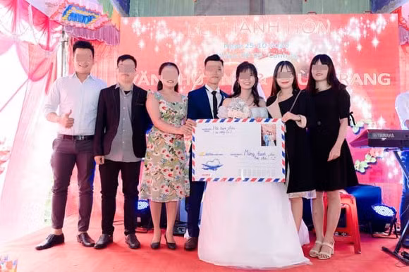 Người ta vẫn thường nói: “Mừng phong bì như thế nào không quan trọng, quan trọng là ruột của nó giá trị bao nhiêu”, nghe rất có lí nhưng chỉ đúng một phần thôi. Giữa thời buổi hiện đại này thì cách gửi phong bì như thế nào cho “ngầu” nhất cũng được nhiều bạn trẻ quan tâm.