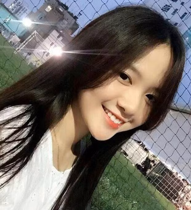 Khi lên Đại học, Phương Ngân càng cuốn hút hơn bởi cô bạn đã có thể thoải mái makeup và tự tin diện những trang phục năng động, trẻ trung đến lớp.