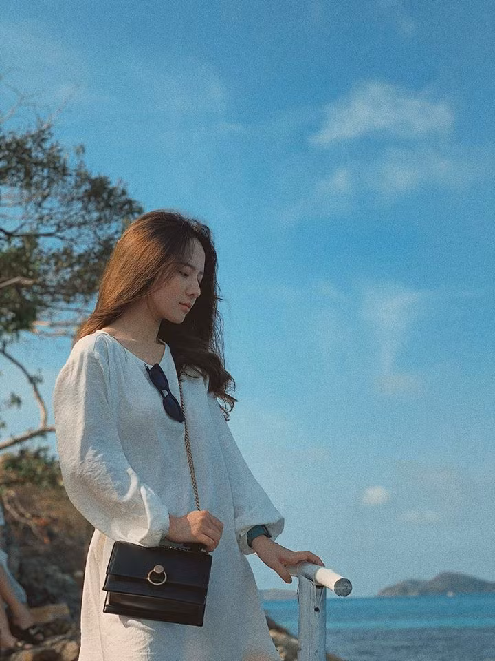 Bạn bè Phương Ngân còn chia sẻ rằng, cô bạn này là người dễ gần, hòa đồng và ưa những hoạt động tập. Chưa dừng lại ở đó, nữ sinh 9X này còn khá “quậy” khác hẳn với vẻ ngoài hiền hiền.