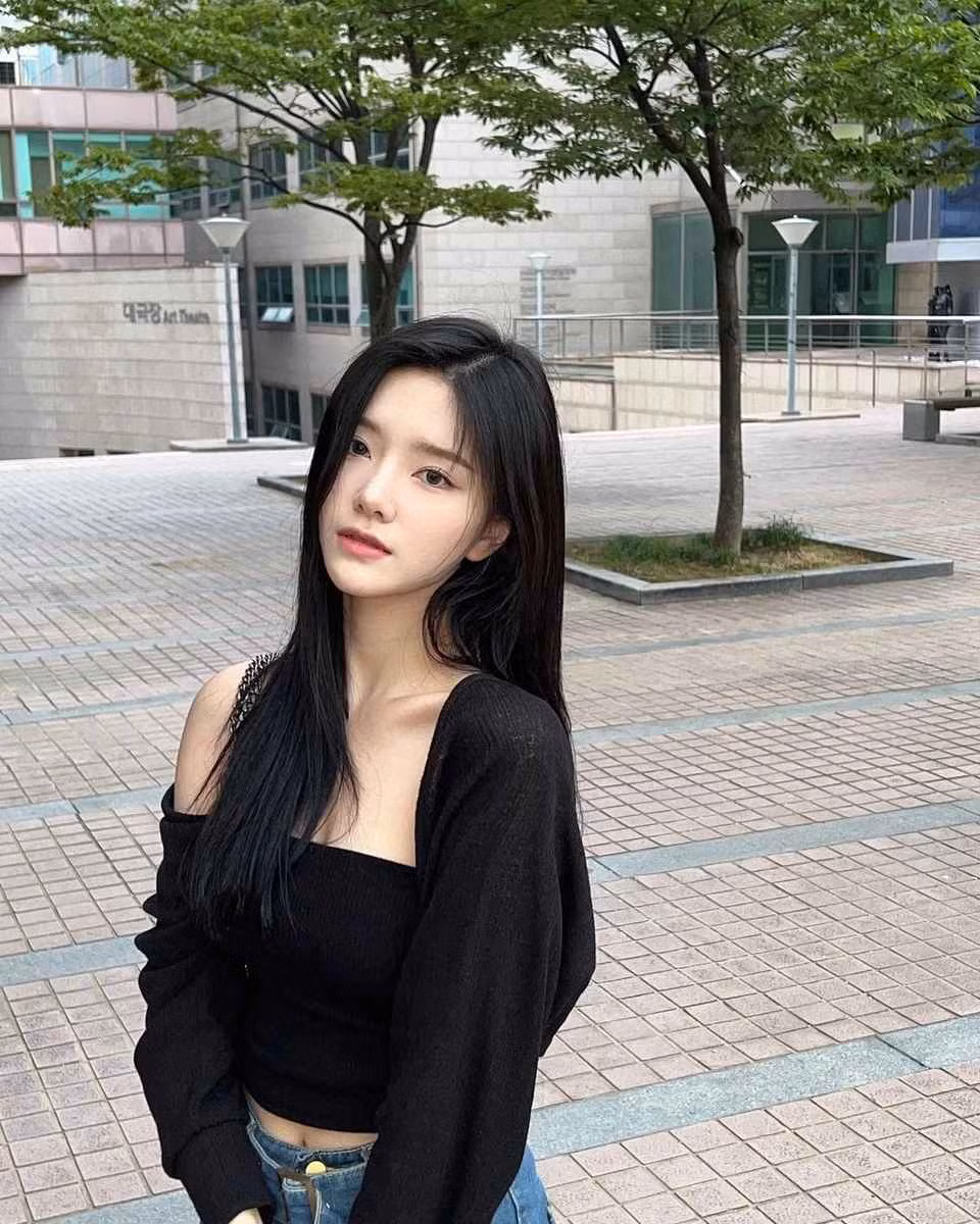 Khi chuyển hướng làm người mẫu, Rayeon gây ấn tượng với nhan sắc xinh đẹp sắc sảo cùng thân hình khỏe khoắn, gợi cảm.