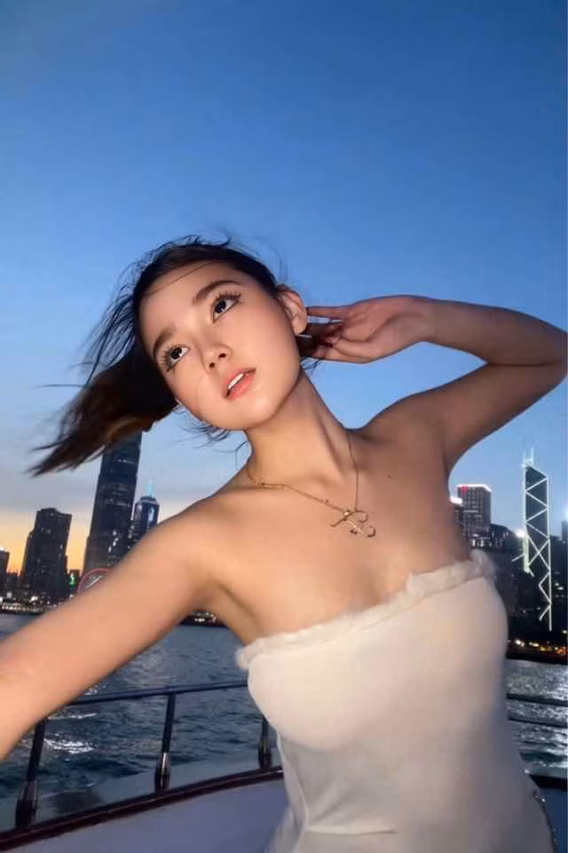 Nhiều người khen ngợi không chỉ về ngoại hình mà còn về sự tự tin, phong cách và khả năng vũ đạo của cô.