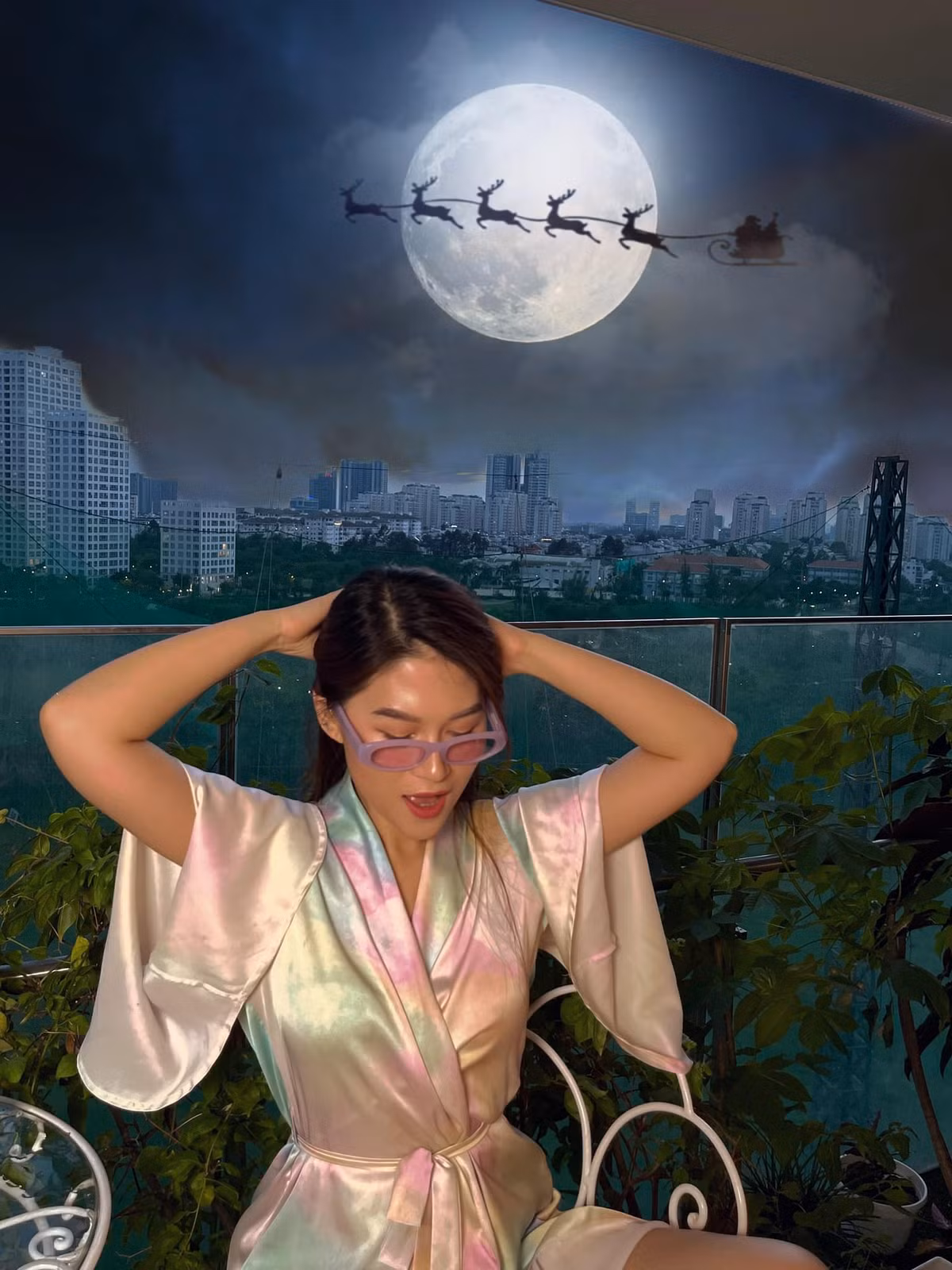 Cụ thể, "ái nữ nhà đại gia thủy sản" có đáp trả: "Em thấy ảnh khá sộp, em bảo xách dép cho em đã giá gấp đôi rồi nhưng ảnh vẫn offer tiếp, nên em nghĩ đêm nay chúng em bội thu rồi!".