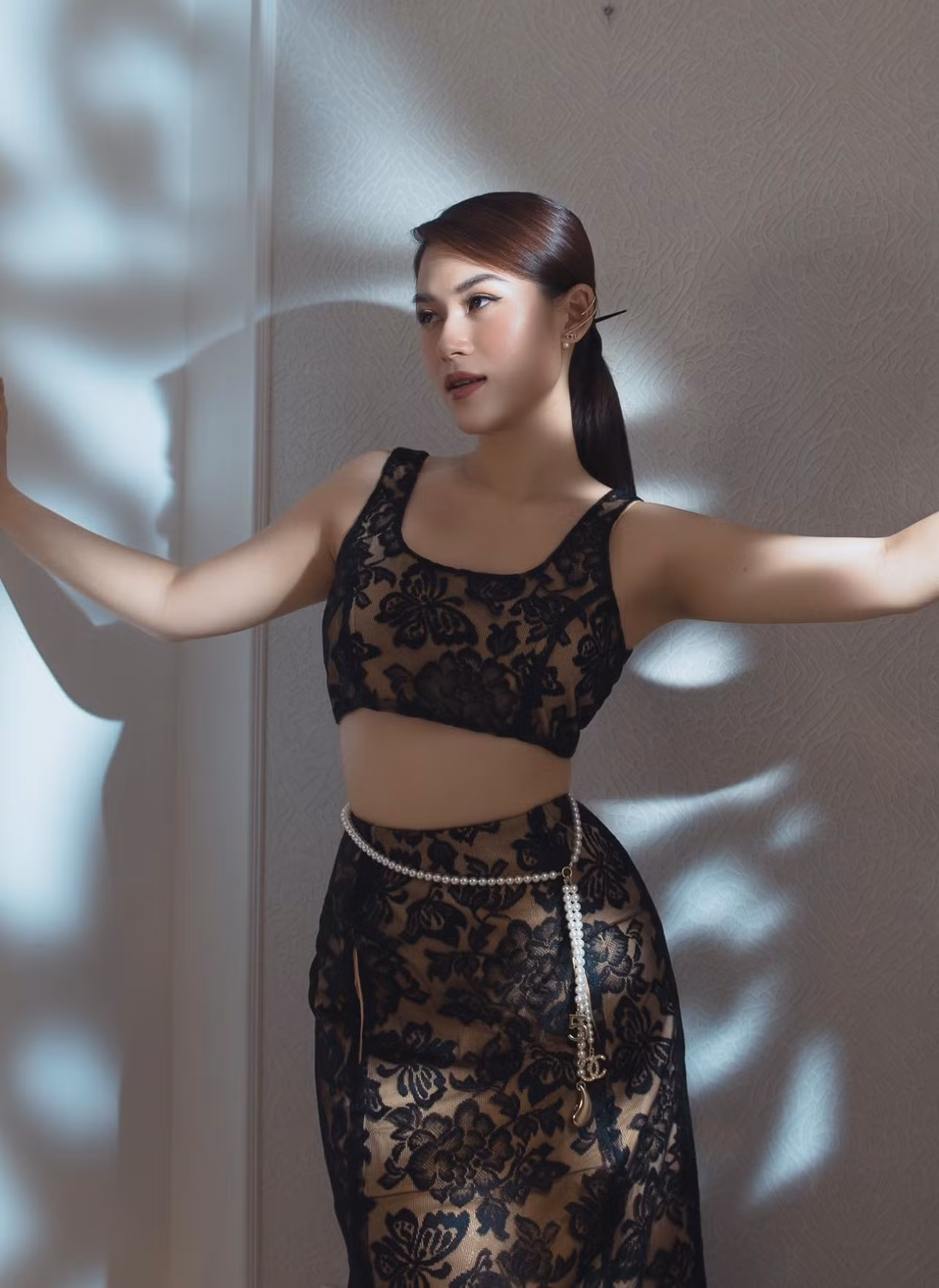 Không chỉ xinh đẹp, có sự nghiệp diễn xuất rạng ngời, Ngọc Thanh Tâm còn gây sốt với những màn bóc đồ hiệu cực chất.