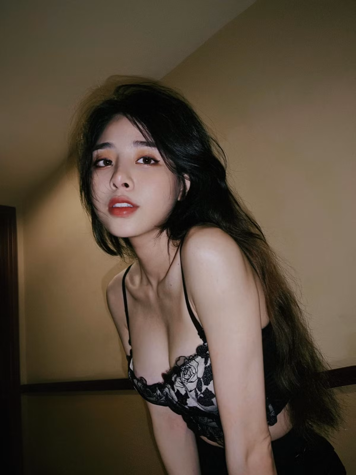 Ngoài ra, Bích Hạnh cũng thử sức với công việc kinh doanh trong lĩnh vực làm đẹp. Cô nàng tự gây dựng một trung tâm chăm sóc sắc đẹp mang tên mình.