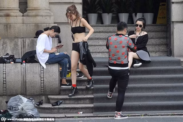 Sau màn lột đồ trên phố, cô gái trẻ nhận về không ít lời bình phẩm không hài lòng từ cộng đồng mạng xứ Trung.