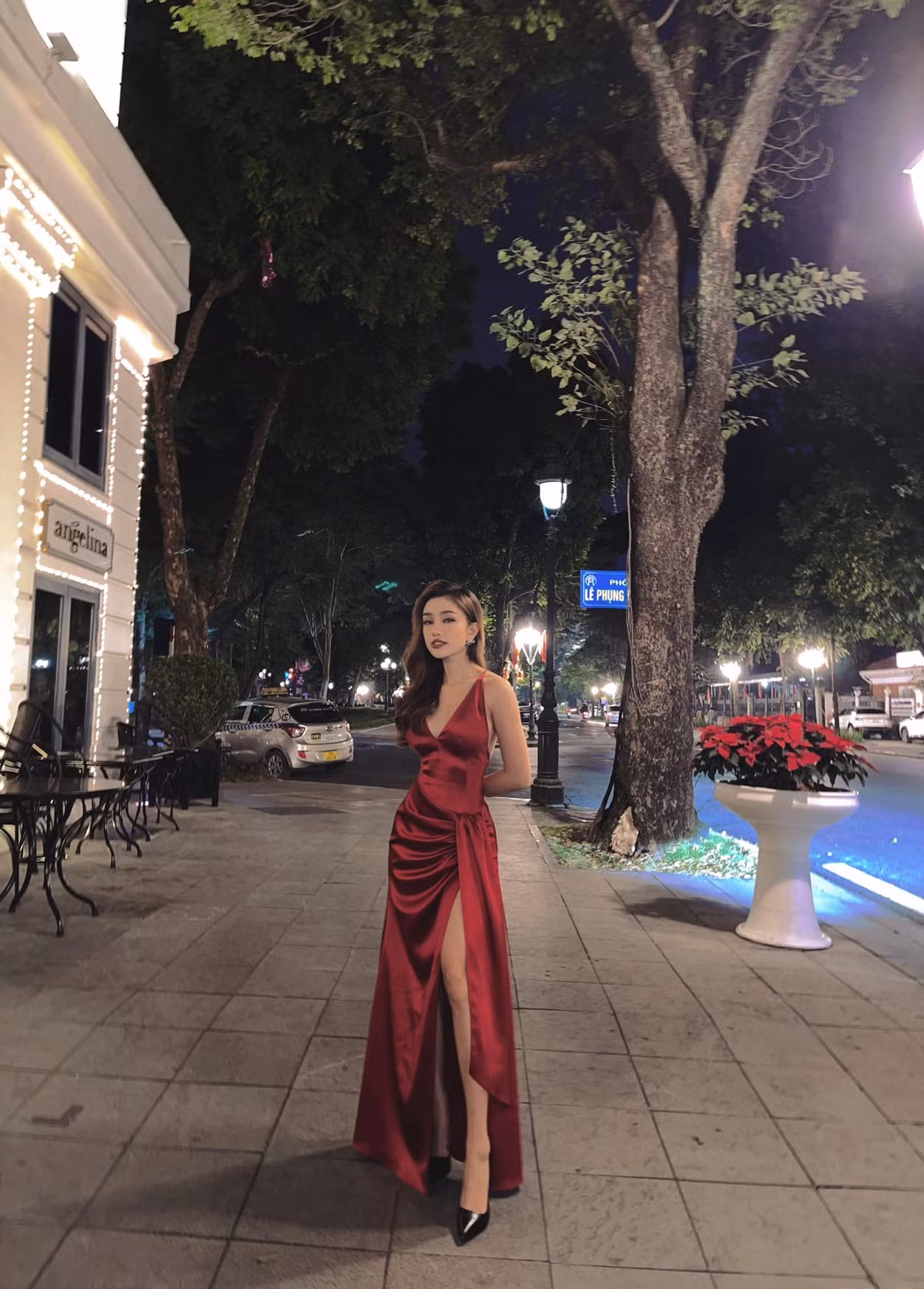 Vân Anh Scarlet tên thật là Đỗ Vân Anh, cô nàng này gây ấn tượng không chỉ bởi những bộ thiết kế thời trang quyến rũ mà còn đến từ nhan sắc "không phải dạng vừa đâu".