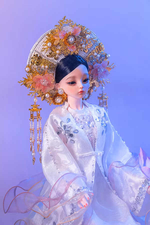 Sau khoảng thời gian gần 2 năm, NTK Vân Anh Scarlet đã tạo bên BST 16 giá trong tín ngưỡng thờ mẫu. Cô chia sẻ, phải có niềm đam mê thật lớn lao mới giúp Vân Anh thỏa sức với đam mê của mình.
