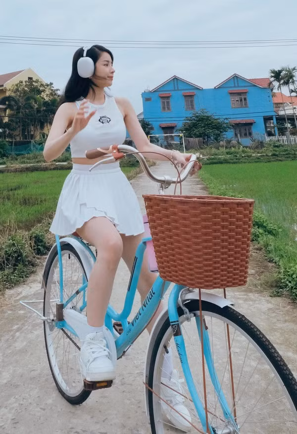 Phía dưới hình ảnh, nữ DJ xinh đẹp nhận về nhiều lời khen "có cánh" cho diện mạo trẻ trung, sành điệu. Ở tuổi 27, cô vẫn giữ thân hình thon gọn, thần sắc luôn tươi tắn