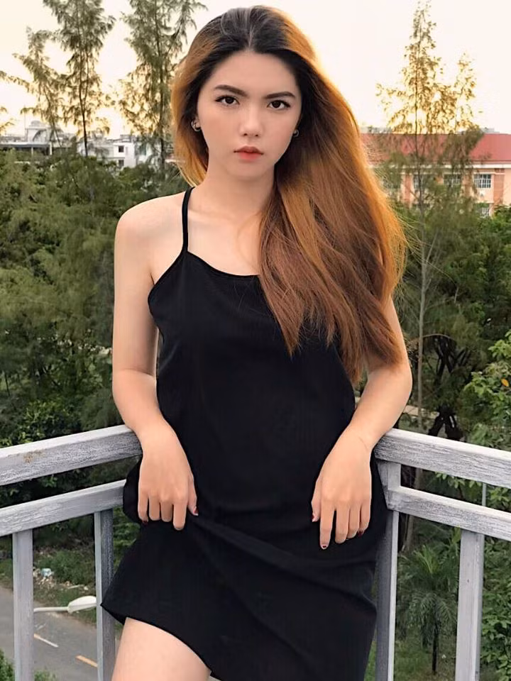 Hồng Khanh còn biết tận dụng lợi thế của mình, dù cô chỉ cao 1m55 nhưng mọi người đều cho rằng Khanh cao hơn so với thực tế nhờ cô chọn góc chụp ảnh tốt.