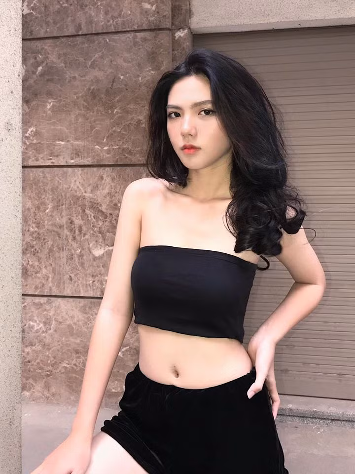 Hàng trăm bức ảnh của của Hồng Khanh chia sẻ trên mạng xã hội chỉ có một vài bức ảnh cười chụp ở góc nghiêng hoặc cười mỉm.