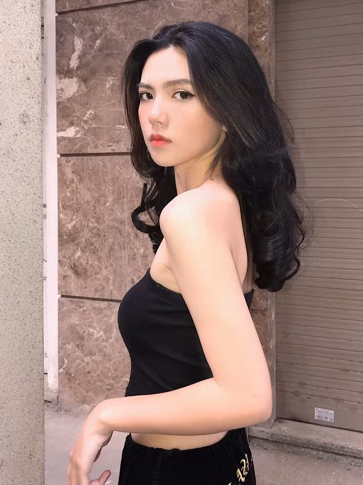 Hồng Khanh tiết lộ rằng sở dĩ cô luôn bày ra dáng vẻ “cool ngầu”, lạnh lùng khi chụp ảnh là do cô nghĩ rằng mình cười không ăn ảnh. Dẫu vậy, fans của hot girl này dường như lại thích cô trông có vẻ rất cá tính khi làm mặt lạnh.