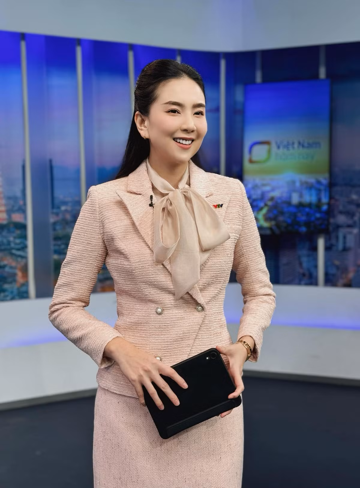 "Cô gái thời tiết" ngày càng được khán giả yêu mến nhờ gương mặt tạo nhiều thiện cảm cùng khả năng dẫn tự nhiên, lưu loát dù lên sóng trực tiếp.