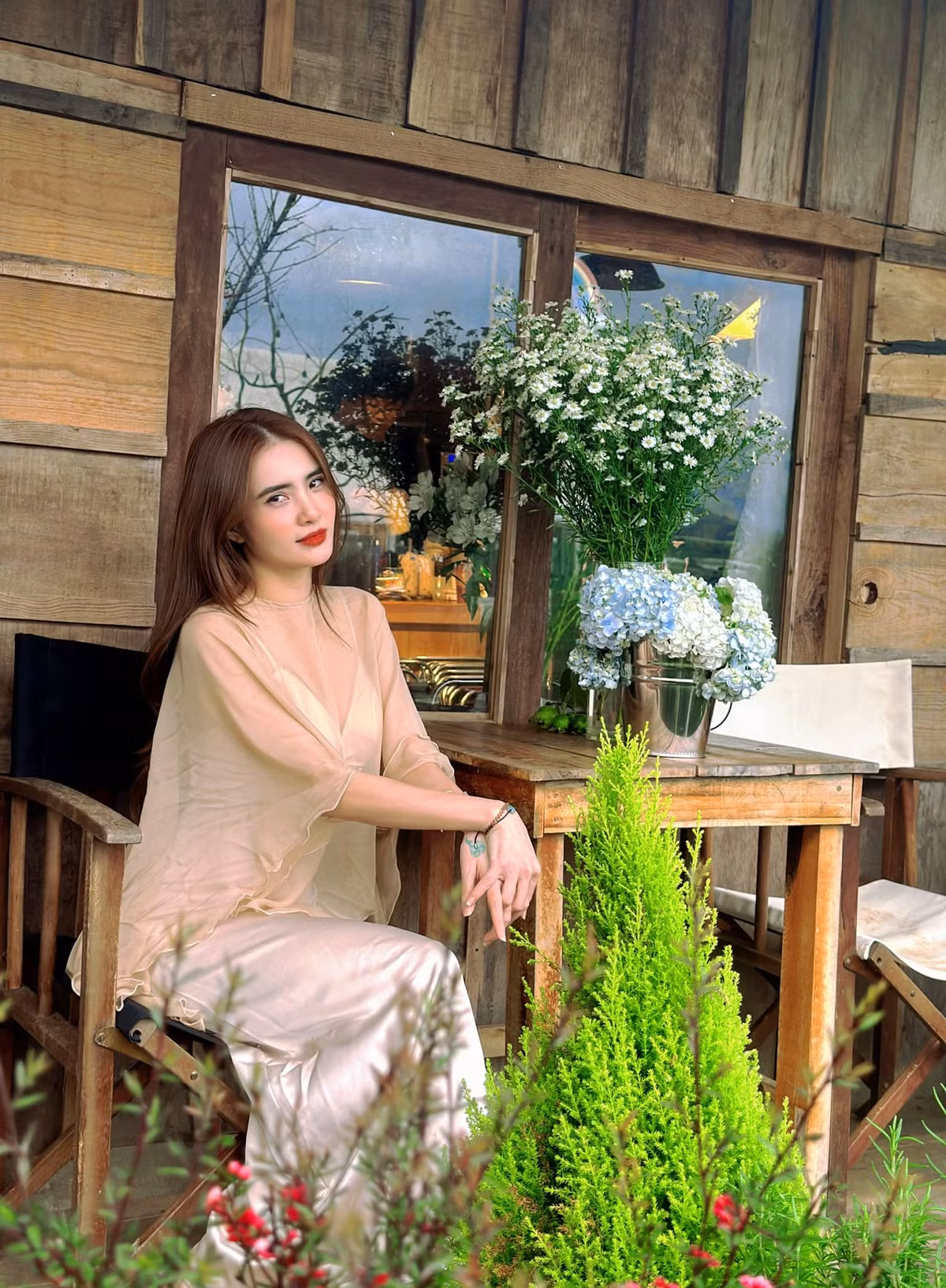Sau khi hôn nhân tan vỡ, Khánh Chi hiện tại đang sinh sống, làm việc tại TP.HCM trong lĩnh vực giải trí.