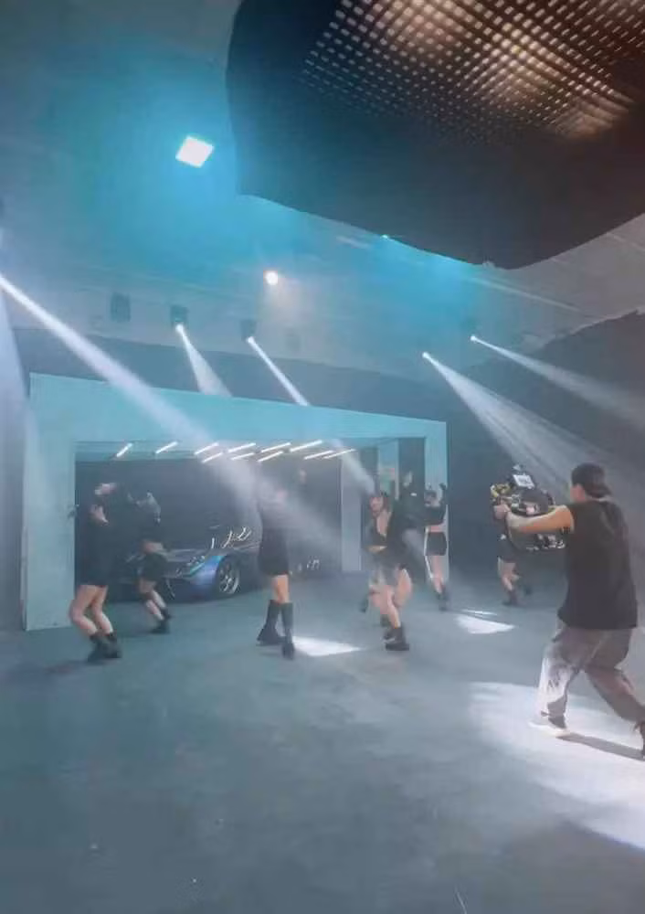 Ở thời điểm BLACKPINK phát hành MV Pink Venom, bà xã Minh Nhựa đã mời vũ đoàn về để cùng cô cover vũ điệu và có cả đội ngũ ghi hình lại.