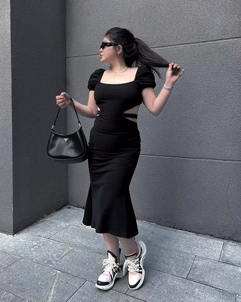Cụ thể, Tú Quyên chia sẻ: "Tôi được các bạn biết đến nhiều là do gu ăn mặc của mình. Số đo và cân nặng của tôi tuy hơi khủng nhưng nhờ việc lựa chọn đúng quần áo đã giúp tôi rất nhiều. Tôi không quan tâm người khác chỉ trỏ hay nhận xét, bình phẩm vì tôi hiểu bản thân mình nhất. Tôi có gu thời trang và thần thái của mình khi xuất hiện là rất tự tin...