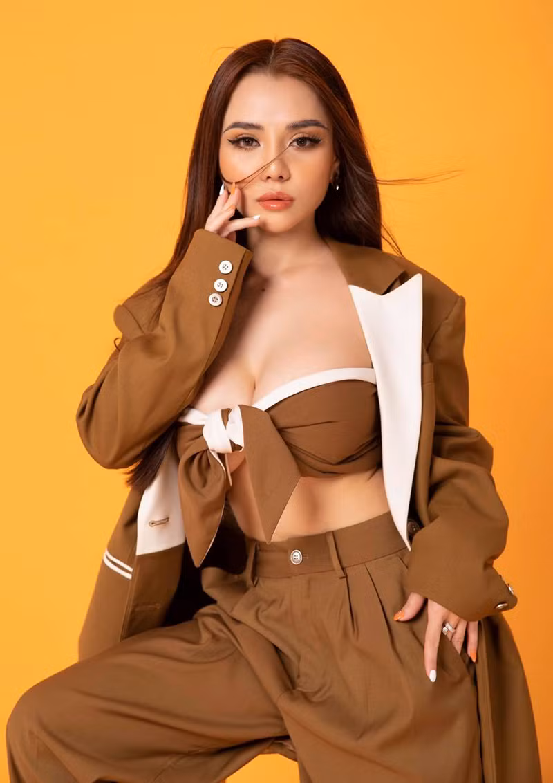 Nhiều người cho rằng Mon 2K đã lạm dụng dao kéo nhiều quá dẫn tới biến chứng sưng phù và không còn giữ được gương mặt như xưa.