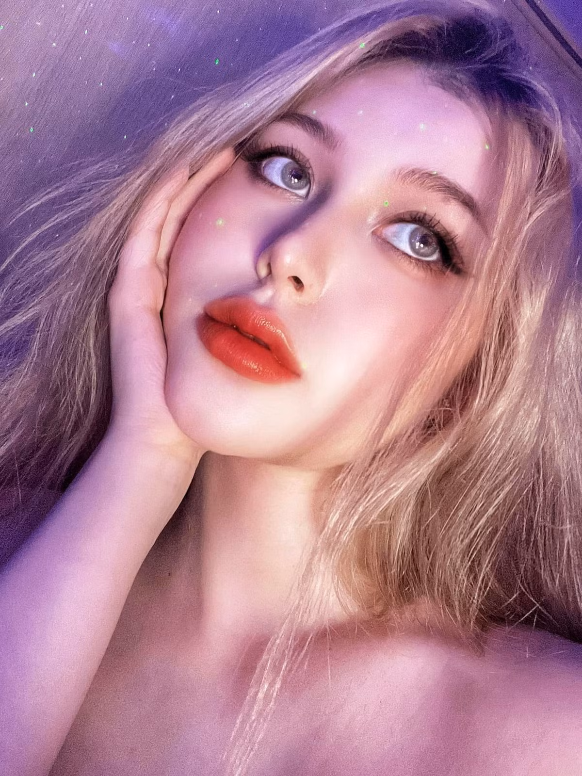 Hiện sức khoẻ Sunna đã cải thiện để có thể lên livestream make up cùng mọi người.