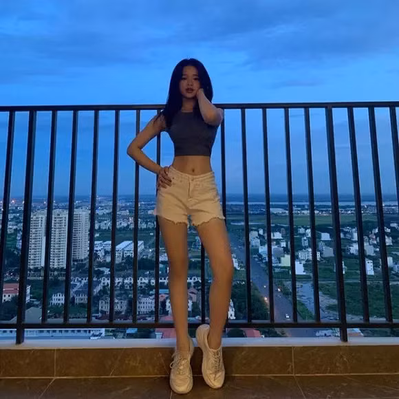Nhưng với khoảnh khắc vừa đăng tải, không ai có thể phủ nhận chuyện body của hot girl Hà thành này thực sự không có chút mỡ thừa nào.