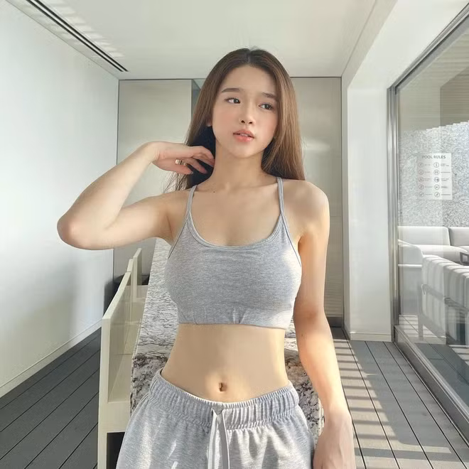 Tuy nhiên, thay vì vào chia sẻ hay an ủi Linh Ka, netizen lại chú ý tới vòng 2 "đỉnh của chóp" mà cô nàng sở hữu.