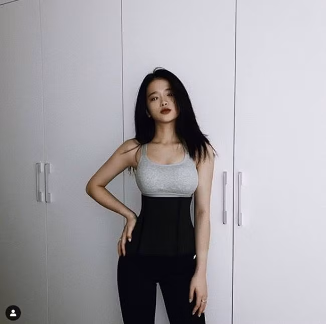 Trước đó, Linh Ka từng dính phốt photoshop vì vòng 2 quá bé.