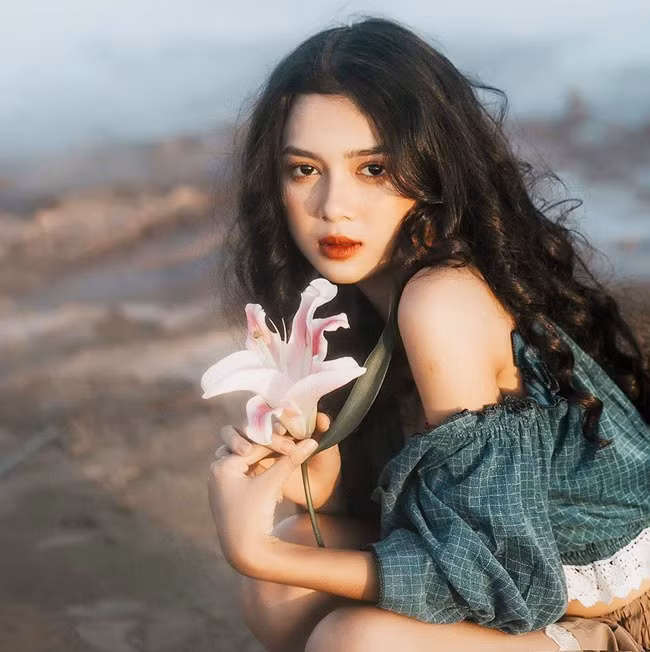 Thu Hà không ngại thử nghiệm phong cách quyến rũ và lăng xê trào lưu thời trang hot như mốt quần đuôi cá voi, quần trễ,...