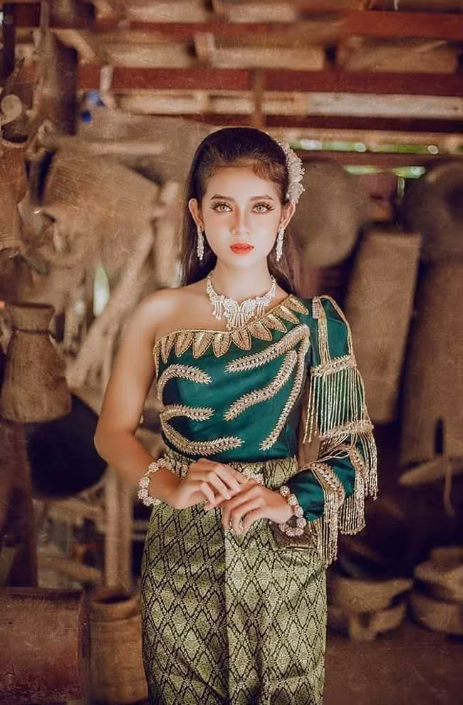 Sở hữu chiều cao 1m63 cùng vẻ ngoài ấn tượng, Thu Hà được nhiều lời mời làm mẫu ảnh cho các nhãn hàng thời trang.