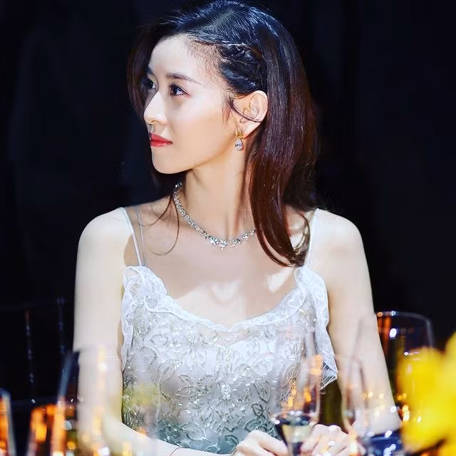 "Hot girl trà sữa" năm nào giờ đã trở thành doanh nhân, người phụ nữ có sức ảnh hưởng cùng sự nghiệp thành công rực rỡ sau nhiều sóng gió của hôn nhân. Nhan sắc cùng thần thái của cô nàng cũng thăng hạng rõ rệt.