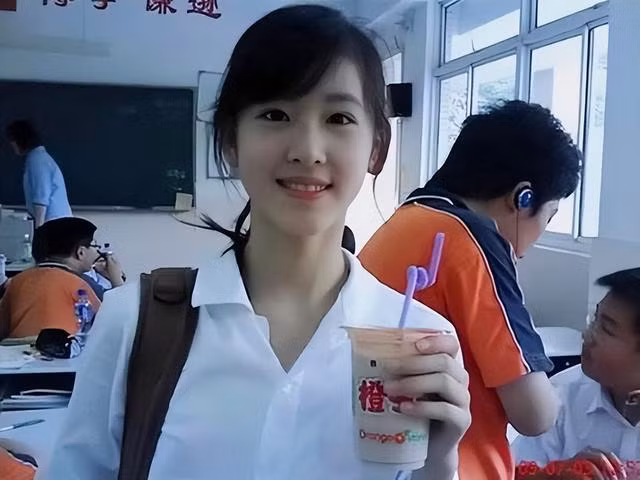 Chương Trạch Thiên được dân mạng đặt cho biệt danh "hot girl trà sữa" hay "em gái trà sữa" nhờ bức ảnh cầm cốc trà sữa với gương mặt xinh xắn, thuần khiết được chia sẻ khắp mạng xã hội vào năm 2009.