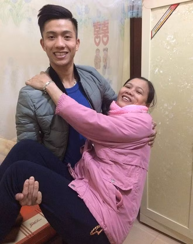 Đến khi lên 5 tuổi, bố của tiền đạo đội tuyển Việt Nam quyết định "Nam tiến" để kiếm thêm thu nhập lo cho gia đình. Vài năm sau, mẹ Văn Đức cũng quyết định vào Nam cùng chồng. Nam cầu thủ sống cùng bà, xa bố mẹ khi mới 7 tuổi.