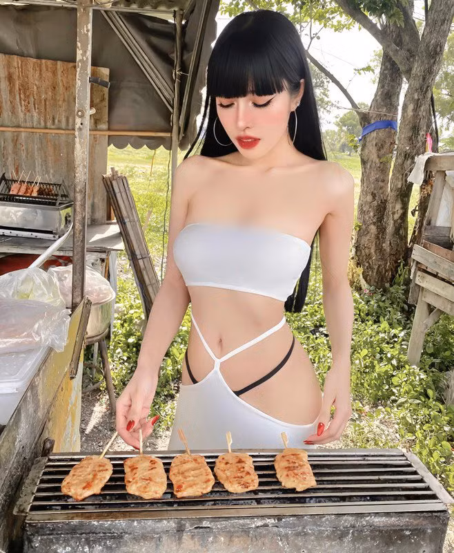 Mới đây, những hình ảnh một hot girl diện chiếc váy có thiết kế cắt xẻ táo báo, khoe trọn đường cong cơ thể khi nướng thịt thu hút sự quan tâm, chú ý của dư luận. (Nguồn ảnh: IG)