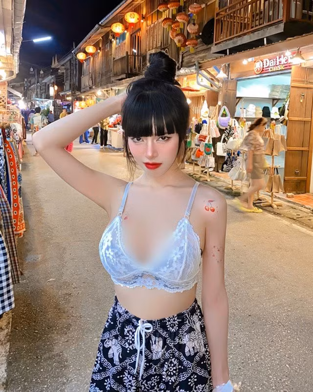 Hot girl xứ chùa vàng từng gây xôn xao khi mặc nội y dạo bước ở chợ đêm.