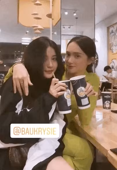 Trước đó, cả Hương Giang lẫn hot girl Bâu Krysie đều không đăng ảnh hay status gì về nhau. Vậy nên khi bức hình này xuất hiện trên Instagram của Hoa hậu Chuyển giới đã có không ít khán giả bất ngờ về mối quan hệ của hai mỹ nhân.