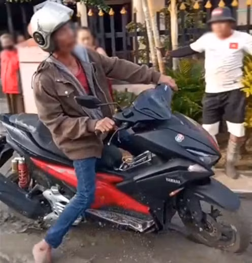 Dù bê tông mới đổ cực kỳ khó đi, đến nỗi không nổ máy nổi, nhưng anh ta vẫn nhất quyết “lê lết” bằng được hết đoạn đường bê tông dài đó.
