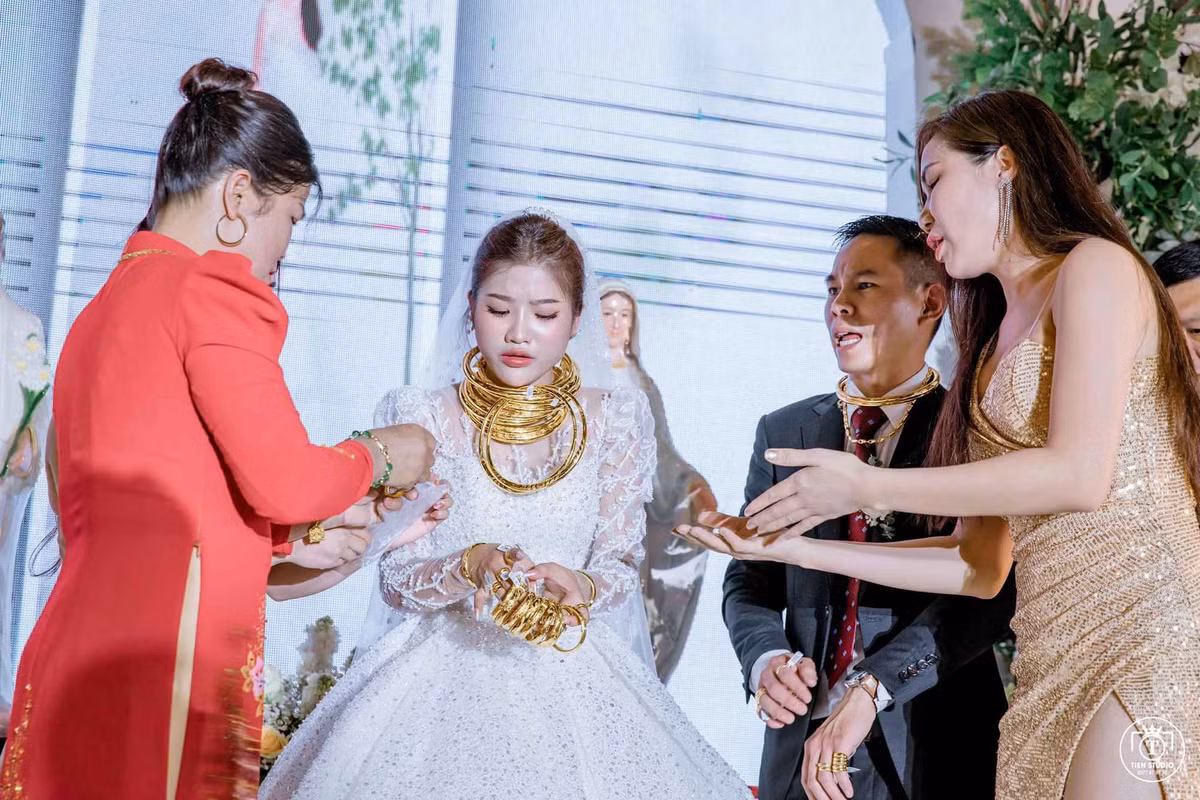 2 nhân vật chính trong đám cưới hot những ngày qua là cô dâu Thúy Nga và chú rể Nguyễn Sáng. Cô dâu ở Yên Thành còn chú rể ở Diễn Châu cùng là người Nghệ An nhưng hiện đang sinh sống và làm việc bên Mỹ.